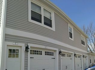 351 Mallard Ct, Vernon Hills, IL 60061