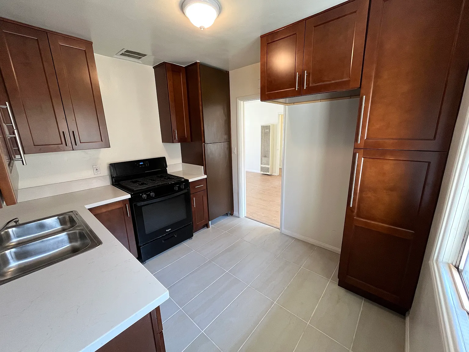 2 bed, 960 sqft, $2,245 — Photo 2
