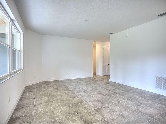 4th image of 1526 SW Pitts Ave