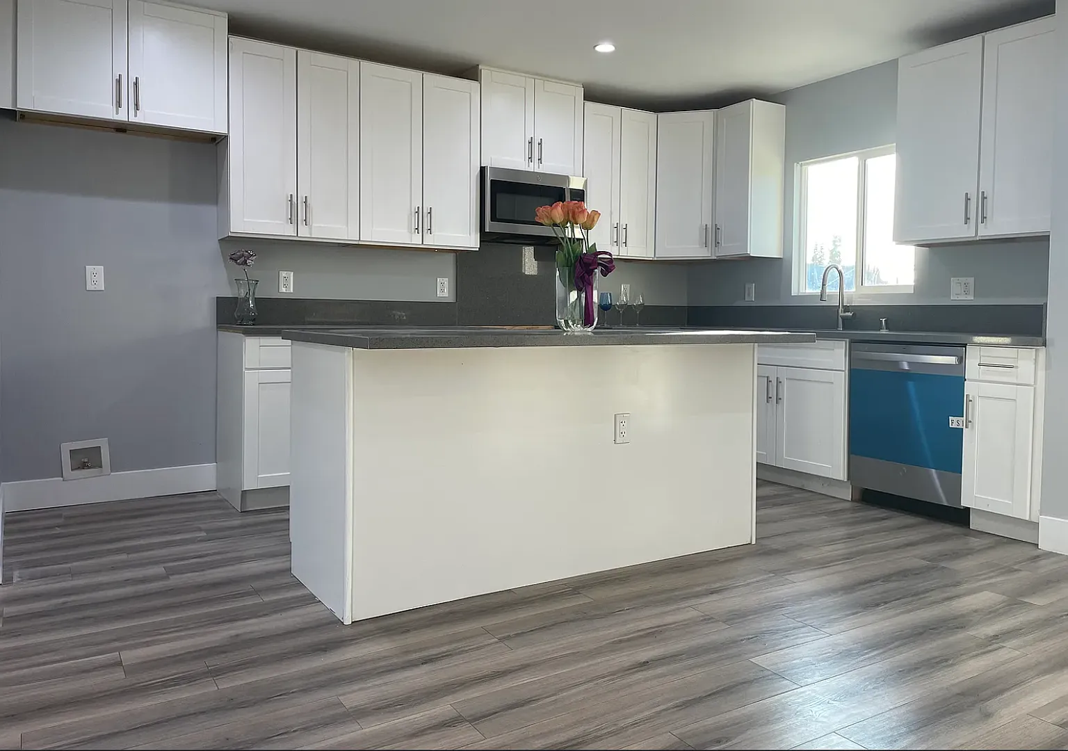 3 Bedroom Renovated Home in Reseda — Photo 3