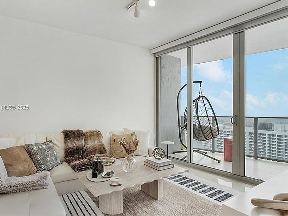 4th image of 488 NE 18th St Unit 4208