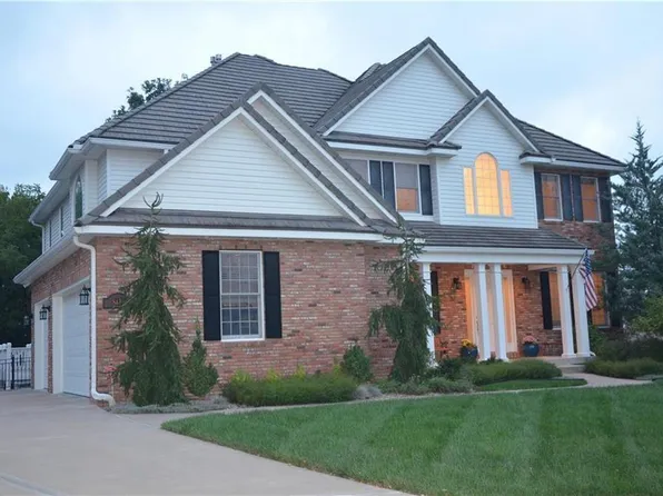 8135 Clearwater Dr, Parkville, MO 64152