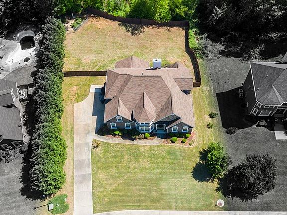 4th image of 405 Young James Cir