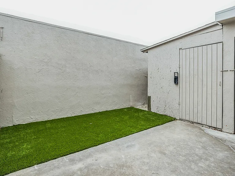 Beachmont Apartments — Photo 15