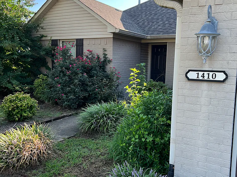 1410 Arapaho Trl — Photo 2