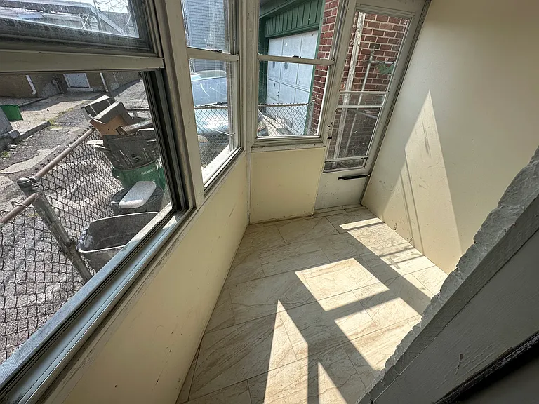 142 W Sycamore St — Photo 3