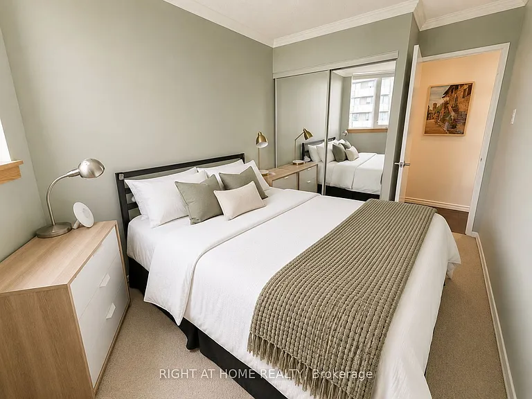 1055 Bay St #Penthouse 12 — Photo 14