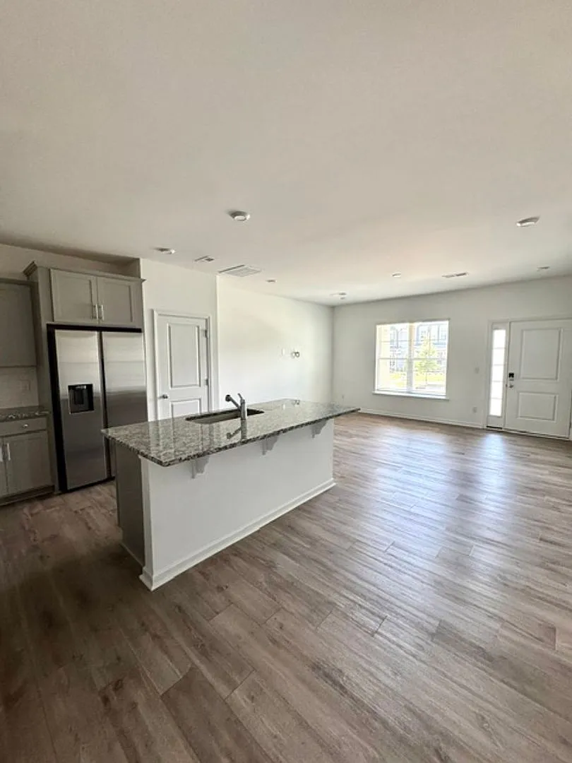 Beautiful 3BR Townhome with Community Pool — Photo 2