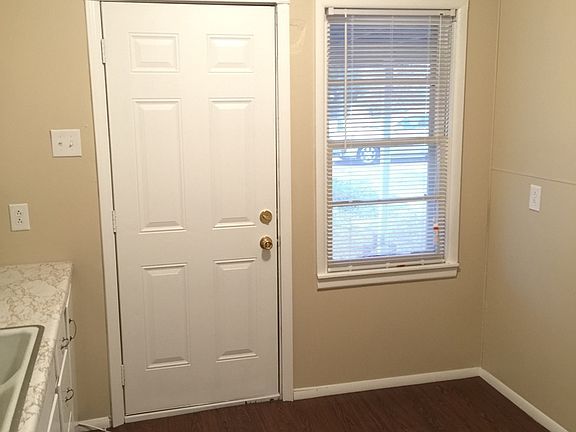 4th image of 3213 Erskine St