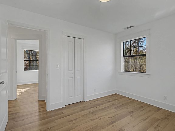 5th image of 203 Meadowbrook Dr