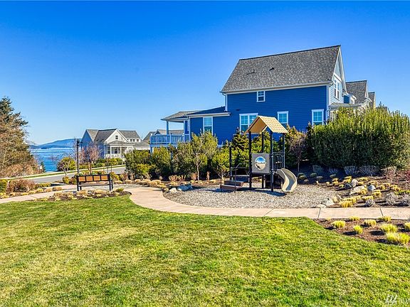 Home is located next to one of San Juan Passage's lovely parks and right at the top of the Overlook Trail to the beach and the Guemes Channel Trail!