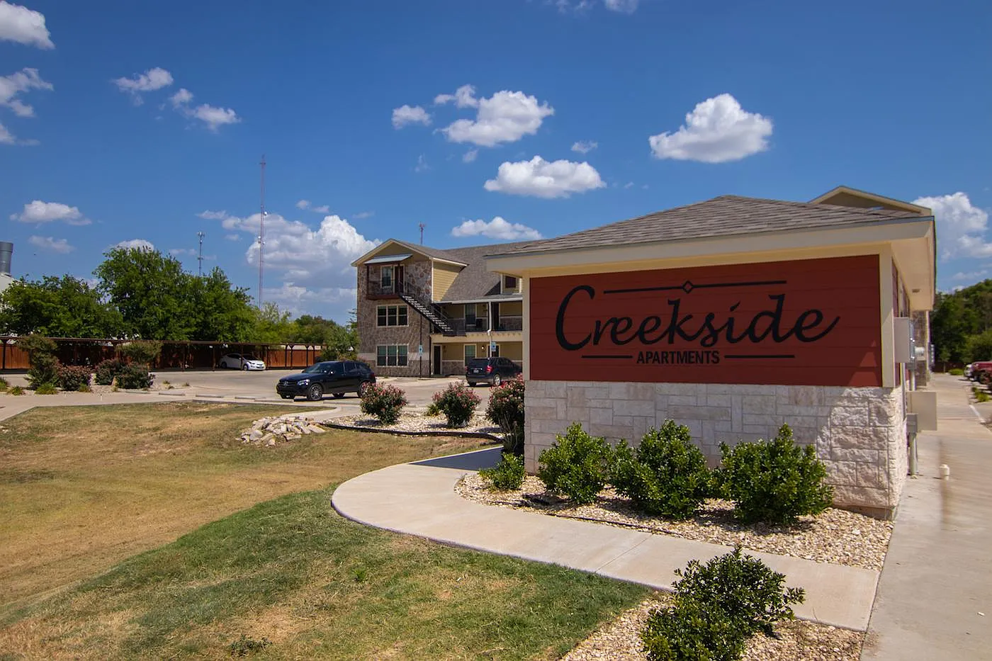 Creekside Apartments — Photo 1