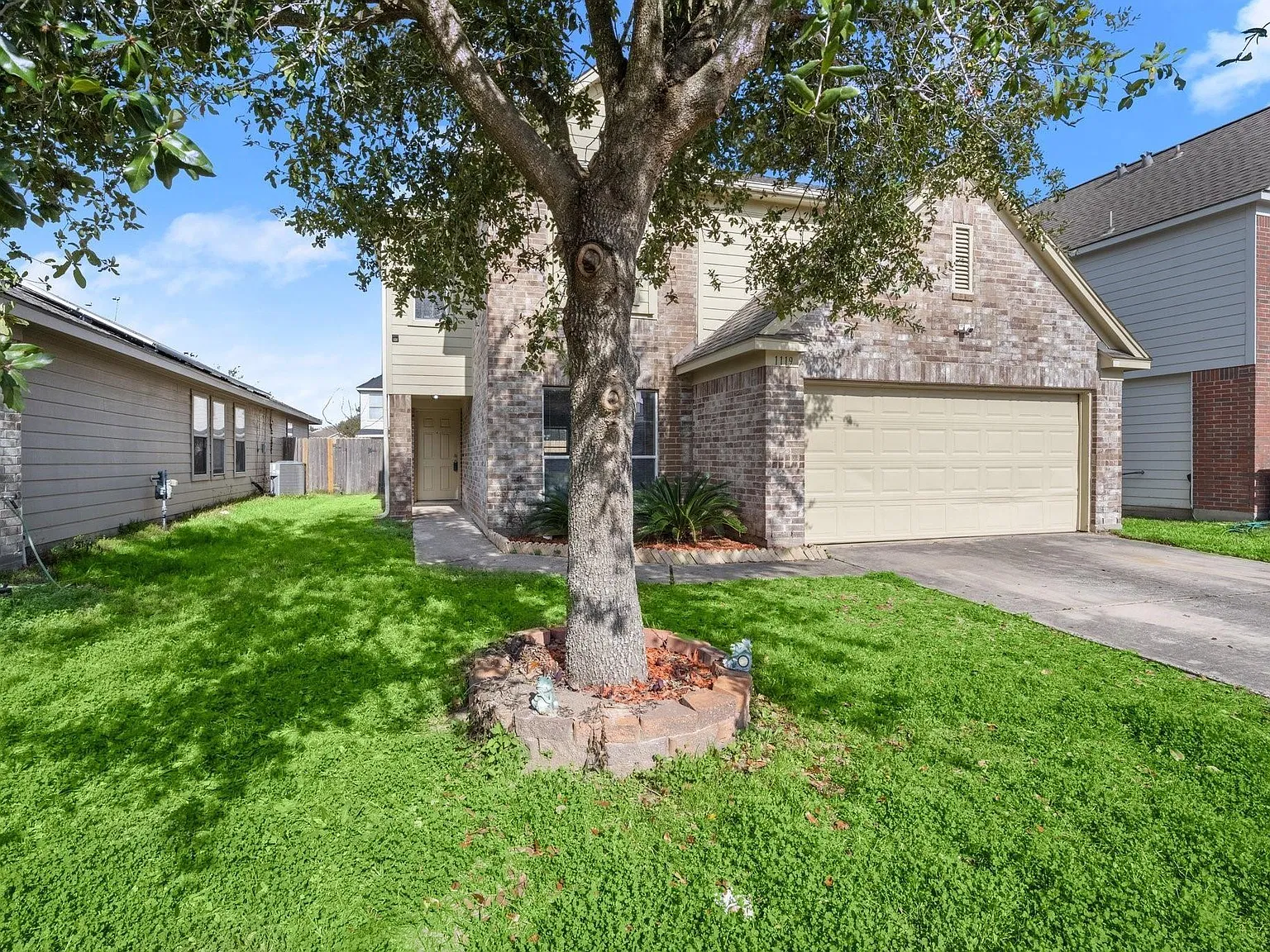 5 bed, 5.0 bath, 2630 sqft, $2,400 — Photo 2