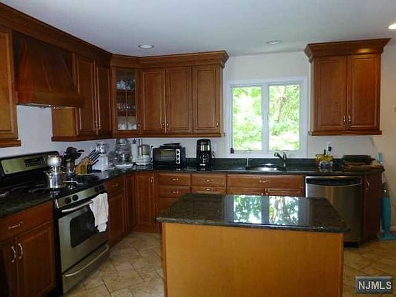 5th image of 13-28 2nd St