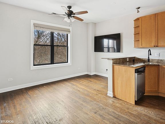 5th image of 3904 N Wolcott Ave APT 3
