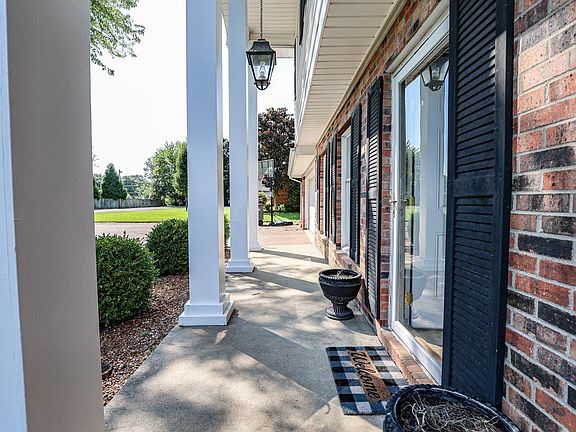 4th image of 689 Springwell Ln