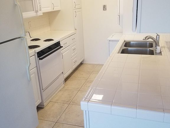Kitchen with Washer/Dryer