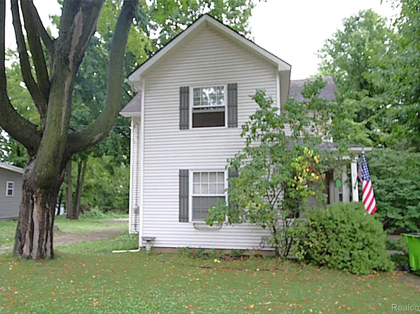 614 Hickory St, Fenton, MI 48430