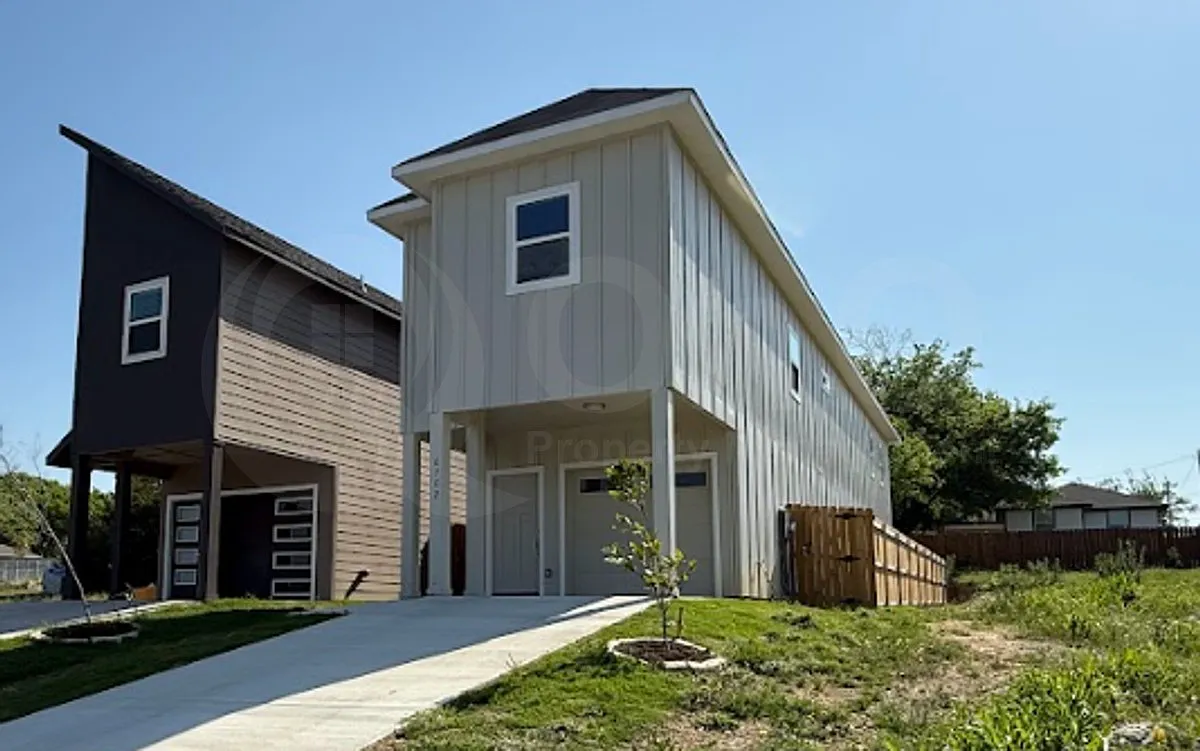 3 bed, 2.5 bath, 2000 sqft, $2,299 — Photo 2
