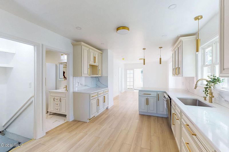 2nd image of 450 Eleanor Street