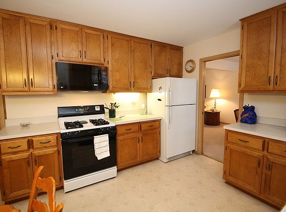 3rd image of 6049 W 128th Pl