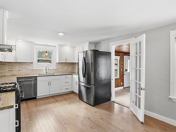 5th image of 32 Glenview Dr