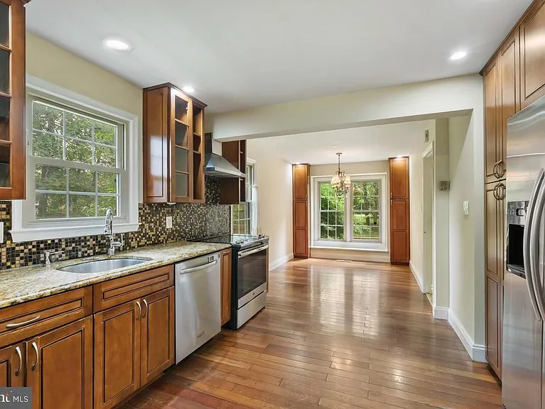 11426 Dorchester Ln — Photo 9