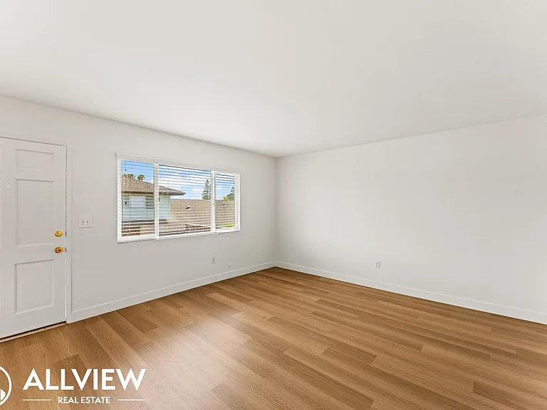 16682 Bartlett Ln — Photo 4