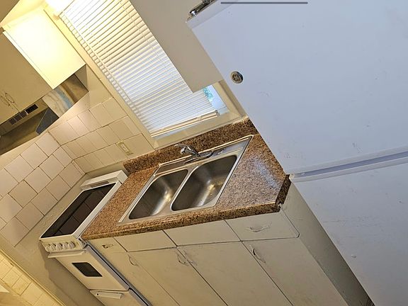 3rd image of 2827 Cocos Ave Unit A