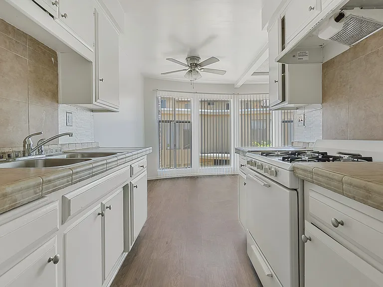 Inglewood Palms Apts — Photo 7