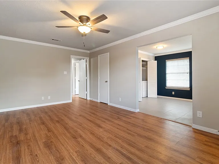 2100 Southwood Dr #22 — Photo 8