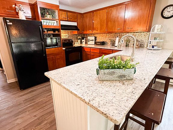 5th image of 305 Lakeshore Dr