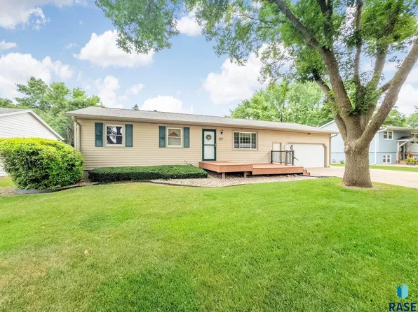 901 E Maple St, Harrisburg, SD 57032