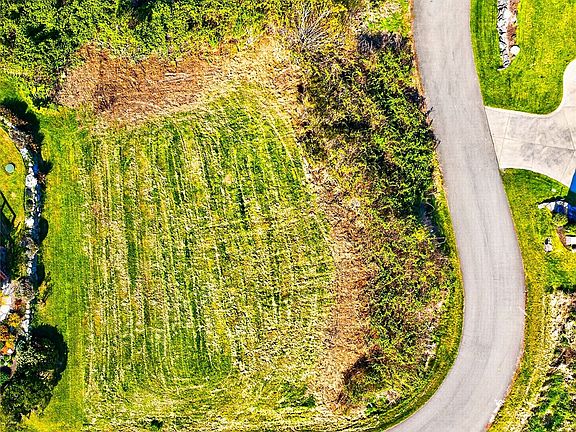 3rd image of 8 Sahalie Road