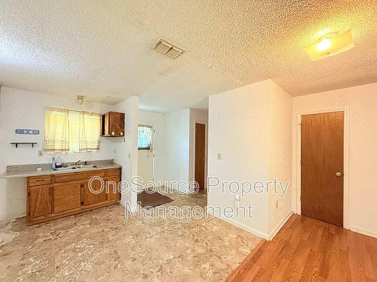 915 W Clark St #F — Photo 6