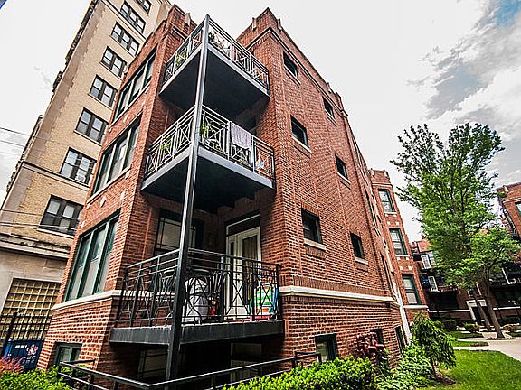 3rd image of 1144 W Pratt Blvd APT 1S