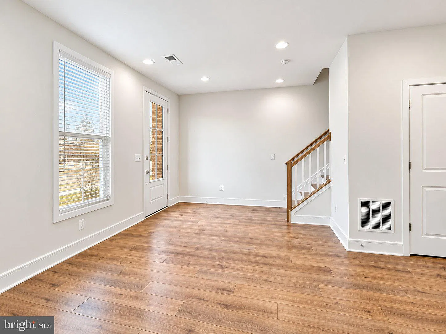 4 bed, 4.0 bath, 2035 sqft, $3,500 — Photo 4