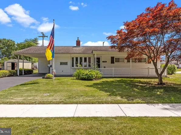 210 Pinewood Dr, Levittown, PA 19054