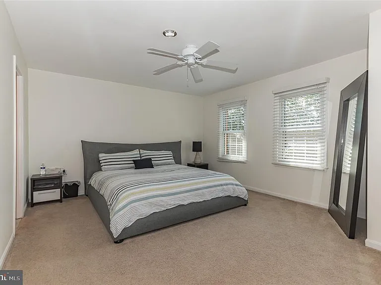Master Bedroom (photo 1/3)
