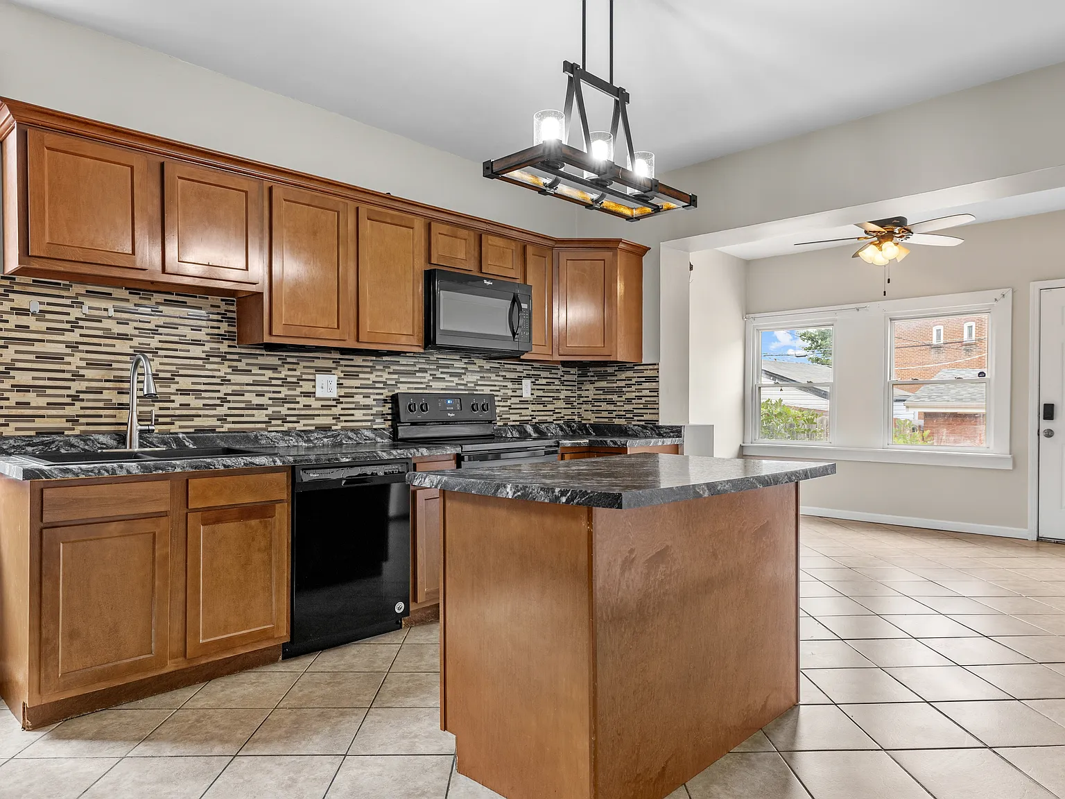 3 bed, 3276 sqft, $2,200 — Photo 3