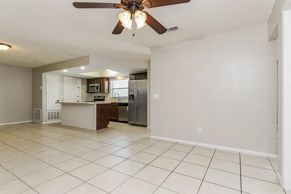 3 bed, 2.0 bath, 1842 sqft, $2,970 — Photo 4