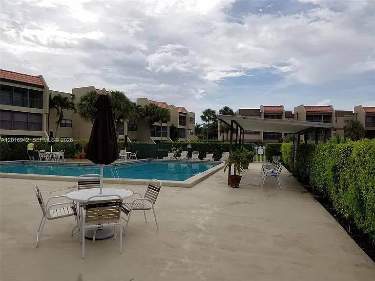 220 Lakeview Dr #206 — Photo 3