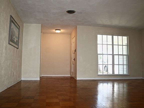 3rd image of 1211 Vanderbilt Dr