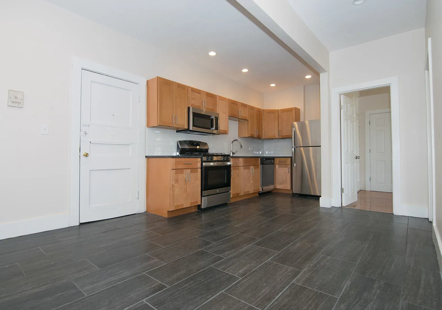 Nicely renovated 4 bed unit near the Green Line and BU! — Photo 4