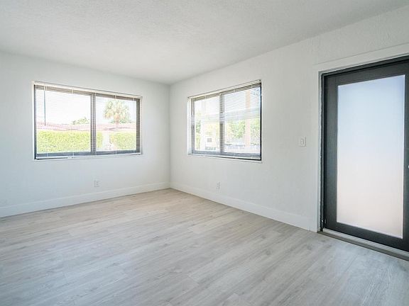 3rd image of 7925 Crespi Blvd Unit 1-7925R