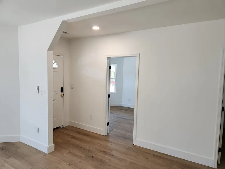 422 W 42nd St — Photo 10