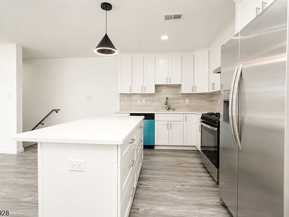 5th image of 131 Lindsley Pl