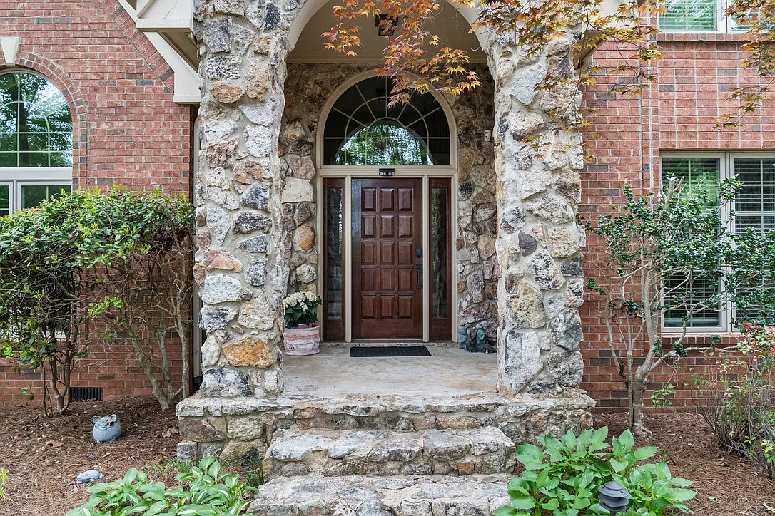Building Photo - 252 River Falls Dr