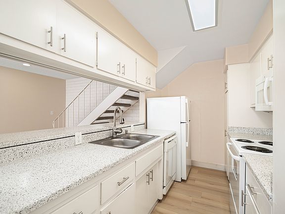 4th image of 3930 Queenston Ct APT 1