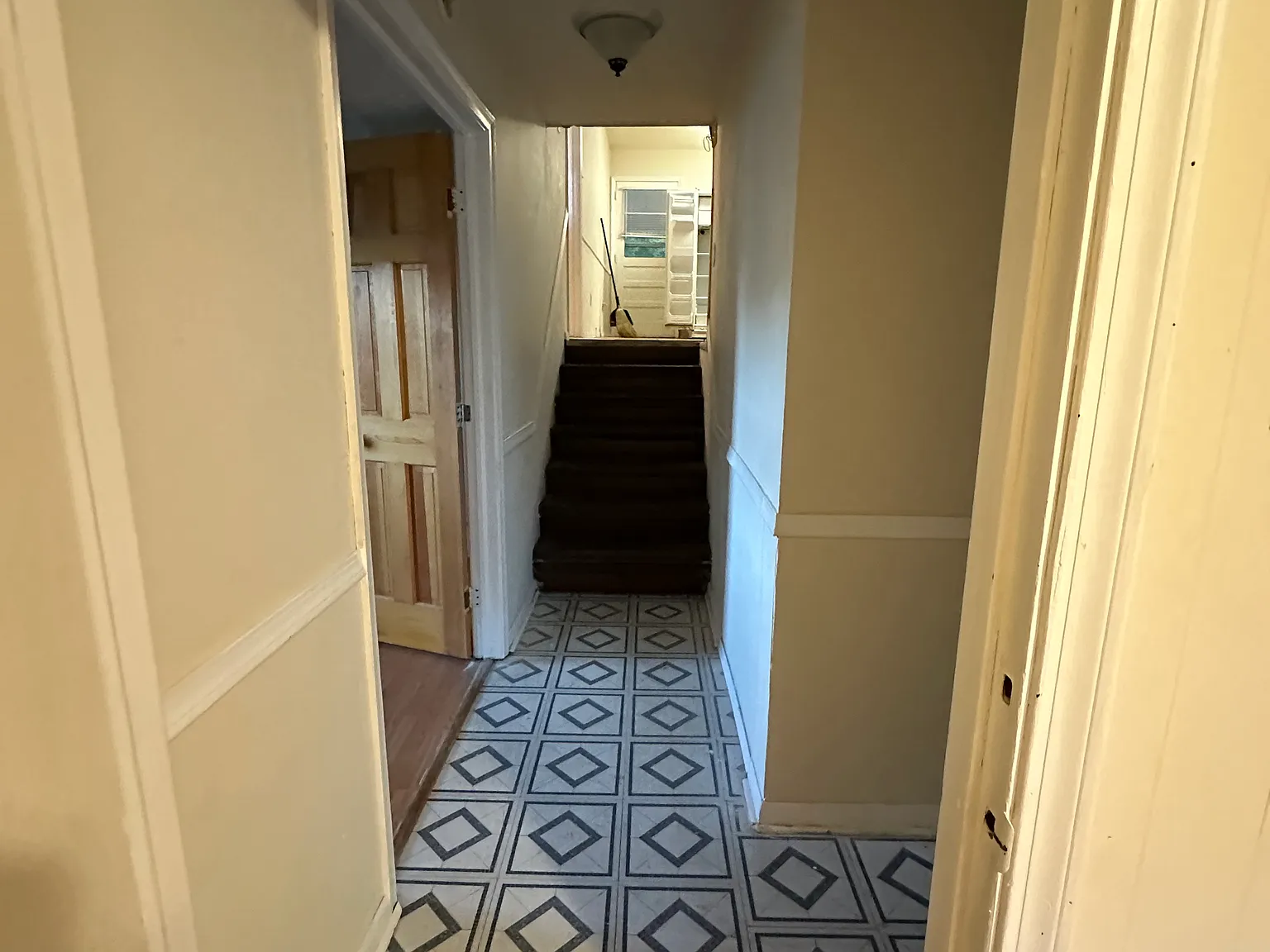 5 bed, 2.5 bath, 1517 sqft, $2,400 — Photo 2